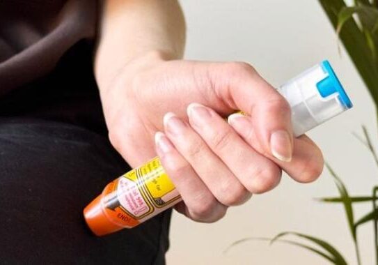 allergen-anaphylaxis-thumbnail-card-760x380-1 Person holding an adrenaline auto-injector pen